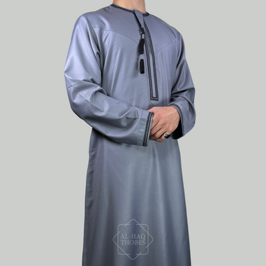 ثوب عماني فاخر باللون الأزرق الداكن والكريمي