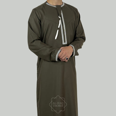 ثوب عماني فاخر باللون الأزرق الداكن والكريمي