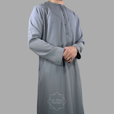 ثوب زبدة إماراتي خفيف الوزن باللون الرمادي الفاخر