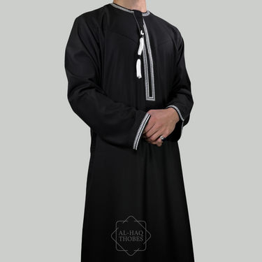 ثوب عماني فاخر باللونين الأسود والكريمي