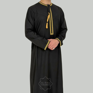 ثوب عماني فاخر باللونين الأسود والذهبي