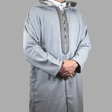ثوب مغربي فاخر بغطاء للرأس باللون الرمادي السحابي