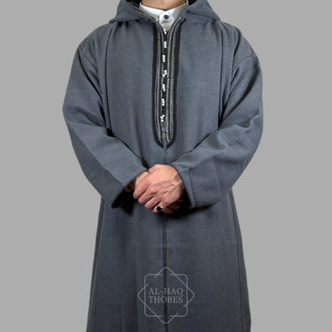 ثوب مغربي فاخر باللون الأخضر الزيتوني