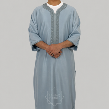 ثوب مغربي كلاسيكي من الكتان باللون الأسود الفحمي