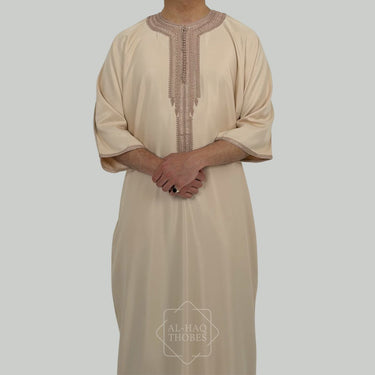 ثوب مغربي كلاسيكي من الكتان باللون الأسود الفحمي