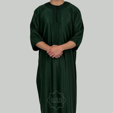 ثوب مغربي كلاسيكي من الكتان باللون الأسود الفحمي