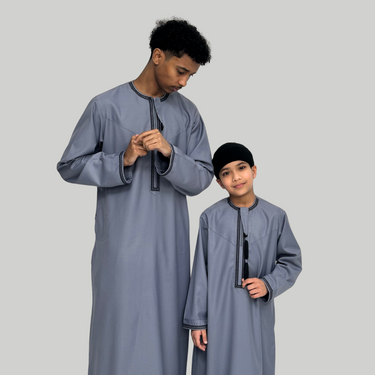 ثوب عماني فاخر باللونين الأبيض والذهبي للأولاد