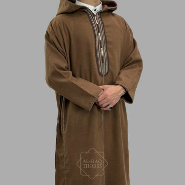 ثوب مغربي فاخر بغطاء للرأس باللون البني الشوكولاتي