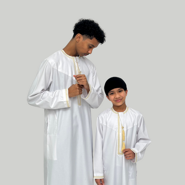 ثوب عماني فاخر باللونين الأبيض والذهبي للأولاد