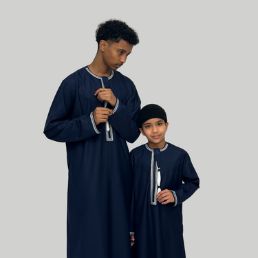 ثوب عماني فاخر باللون الأزرق الداكن والكريمي للأولاد