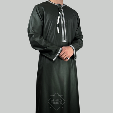 ثوب عماني فاخر باللون الأزرق الداكن والكريمي