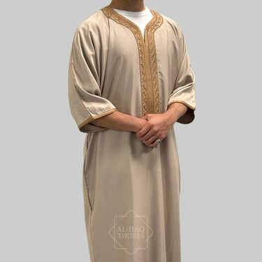 ثوب مغربي كلاسيكي من الكتان باللون الأسود الفحمي