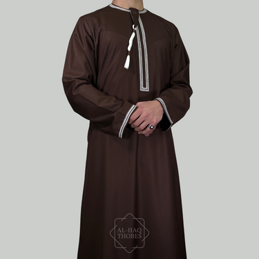 ثوب عماني فاخر باللون الأزرق الداكن والكريمي