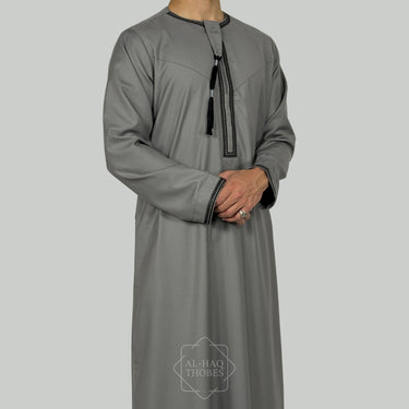 ثوب عماني فاخر باللون الأزرق الداكن والكريمي
