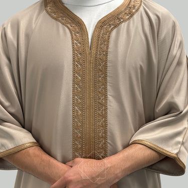 ثوب مغربي كلاسيكي من الكتان باللون الأسود الفحمي