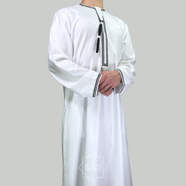 ثوب عماني فاخر باللونين الأبيض والأسود