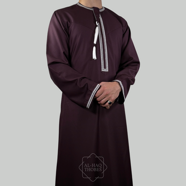 ثوب عماني فاخر باللون الأزرق الداكن والكريمي