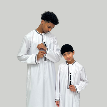 ثوب عماني فاخر باللونين الأبيض والذهبي للأولاد