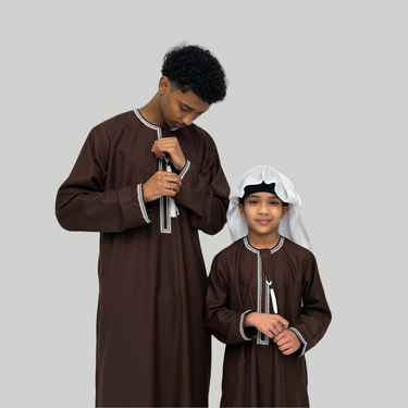 ثوب عماني فاخر باللونين الأبيض والذهبي للأولاد
