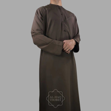 ثوب زبدة إماراتي خفيف الوزن باللون البني الكاكاو الفاخر
