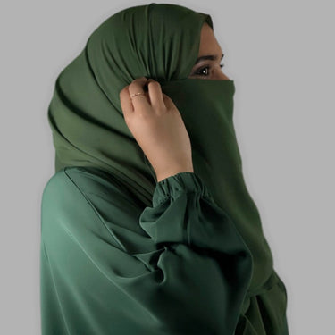 عباية فاخرة باللون الأخضر الصنوبري بتصميم الفراشة