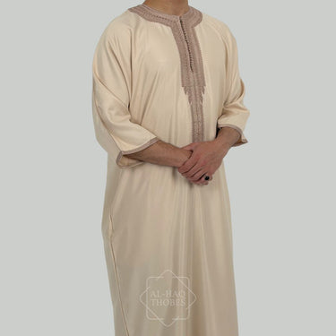 ثوب مغربي كلاسيكي من الكتان باللون الأسود الفحمي