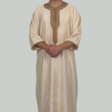 ثوب مغربي كلاسيكي من الكتان باللون الأسود الفحمي