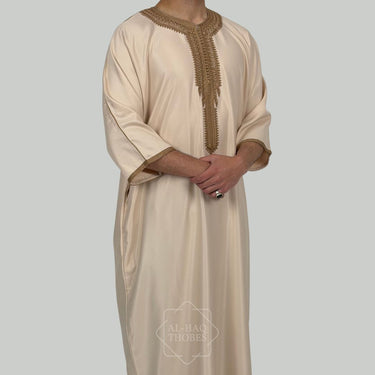 ثوب مغربي كلاسيكي من الكتان باللون الأسود الفحمي