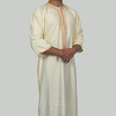 ثوب مغربي كلاسيكي من الكتان باللون الأسود الفحمي
