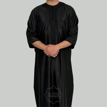ثوب مغربي كلاسيكي من الكتان باللون الأسود الفحمي