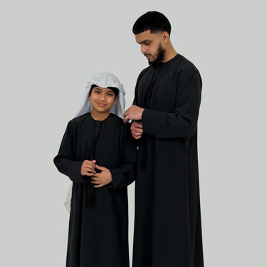 ثوب عماني فاخر باللونين الأبيض والذهبي للأولاد