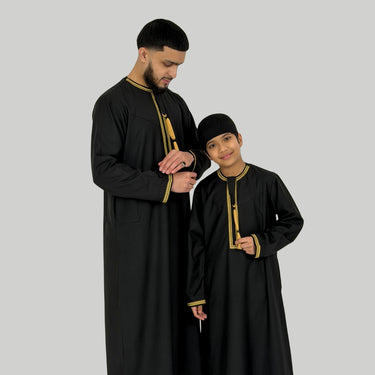 ثوب عماني فاخر باللونين الأسود والذهبي للأولاد
