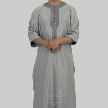 ثوب مغربي كلاسيكي من الكتان باللون الأسود الفحمي