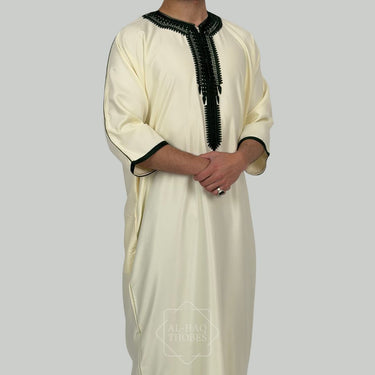 ثوب مغربي كلاسيكي من الكتان باللون الأسود الفحمي