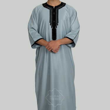 ثوب مغربي كلاسيكي من الكتان باللون الأسود الفحمي