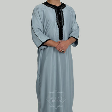 ثوب مغربي كلاسيكي من الكتان باللون الأسود الفحمي