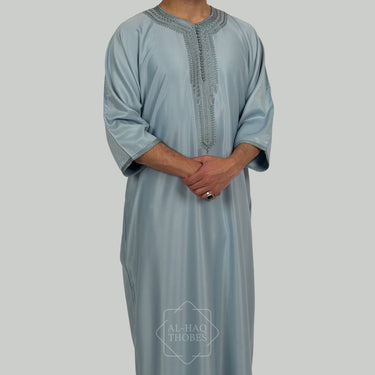 ثوب مغربي كلاسيكي من الكتان باللون الأسود الفحمي