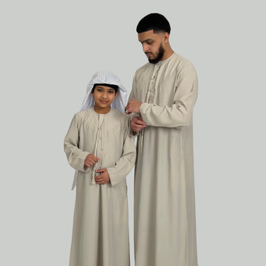ثوب عماني فاخر باللونين الأبيض والذهبي للأولاد