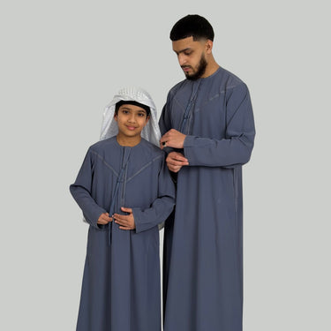 ثوب عماني فاخر باللونين الأبيض والذهبي للأولاد