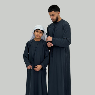 ثوب عماني فاخر باللونين الأبيض والذهبي للأولاد