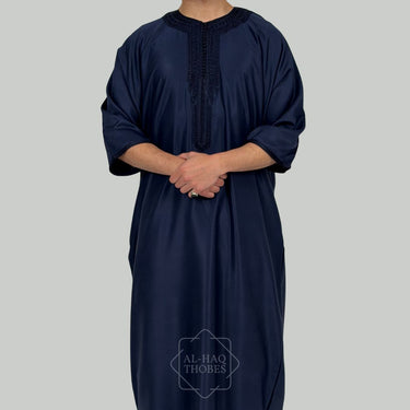 ثوب مغربي كلاسيكي من الكتان باللون الأسود الفحمي