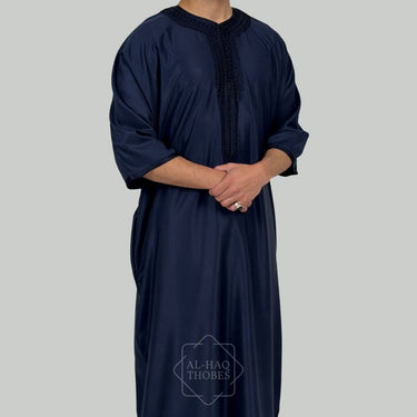 ثوب مغربي كلاسيكي من الكتان باللون الأسود الفحمي