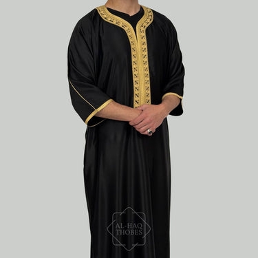 ثوب مغربي كلاسيكي من الكتان باللون الأسود الفحمي