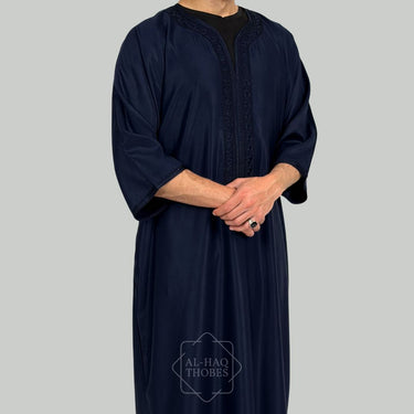 ثوب مغربي كلاسيكي من الكتان باللون الأسود الفحمي
