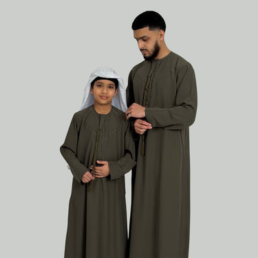 ثوب عماني فاخر باللونين الأبيض والذهبي للأولاد