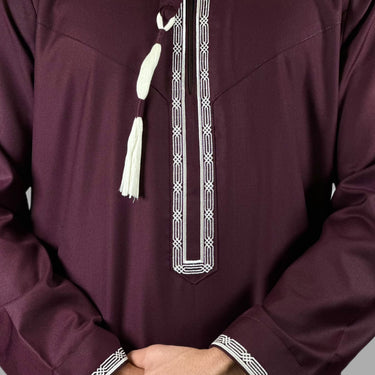 الثوب العماني الفاخر باللون العنابي البرقوق