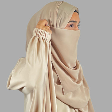 عباية فاخرة باللون البيج الفانيليا بتصميم الفراشة