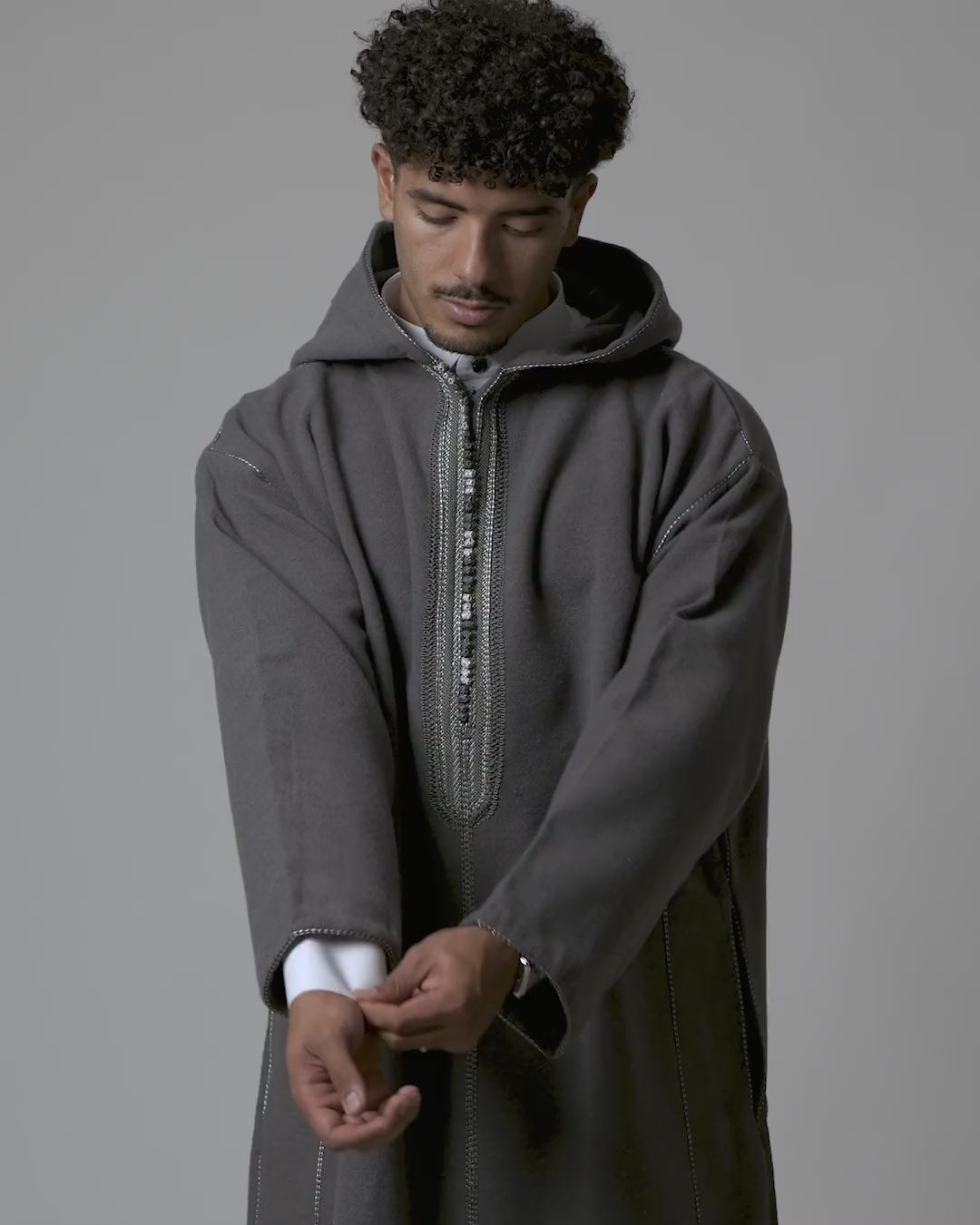 Luxury Dark Grey hooded Moroccan djellaba – on-model video