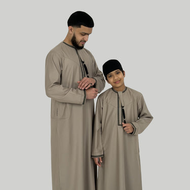 ثوب عماني فاخر باللونين الأبيض والذهبي للأولاد